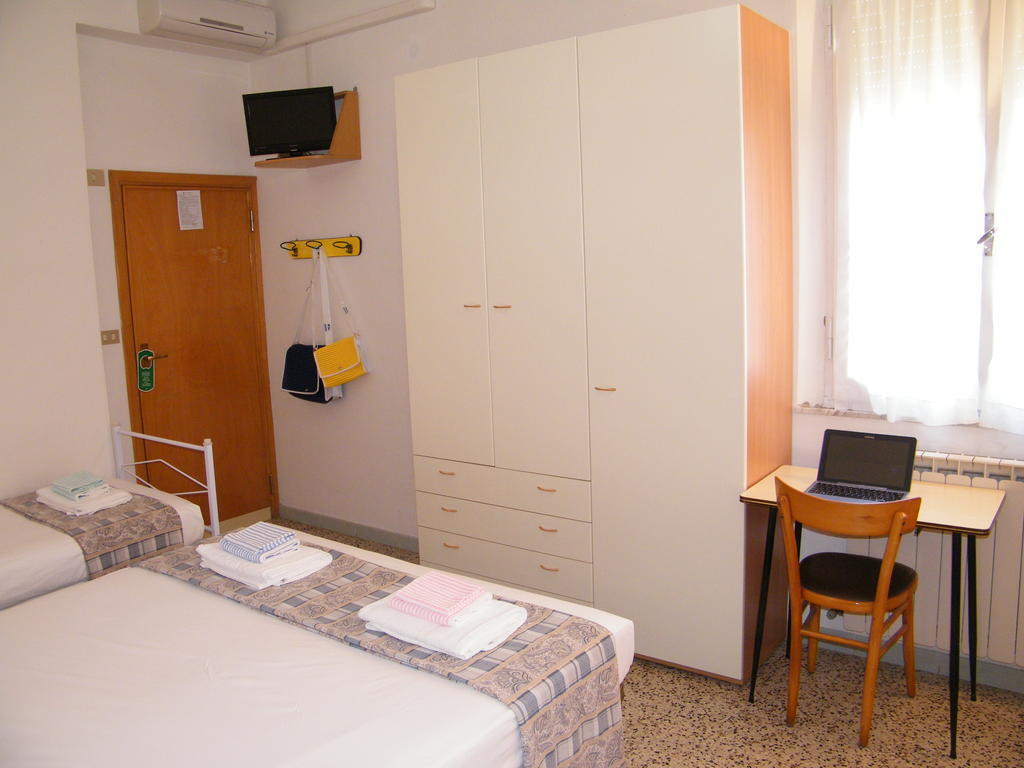 Hotel Nuovo Fiore Cattolica Habitación foto