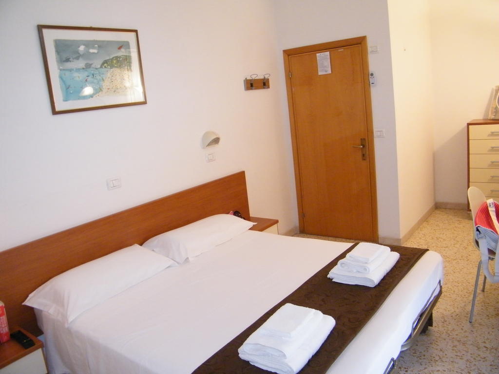 Hotel Nuovo Fiore Cattolica Habitación foto
