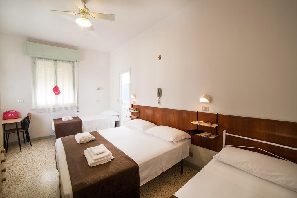 Hotel Nuovo Fiore Cattolica Habitación foto
