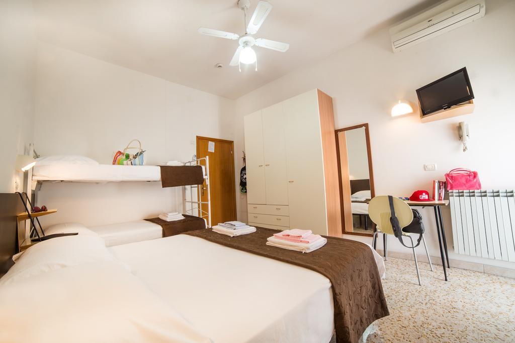 Hotel Nuovo Fiore Cattolica Habitación foto