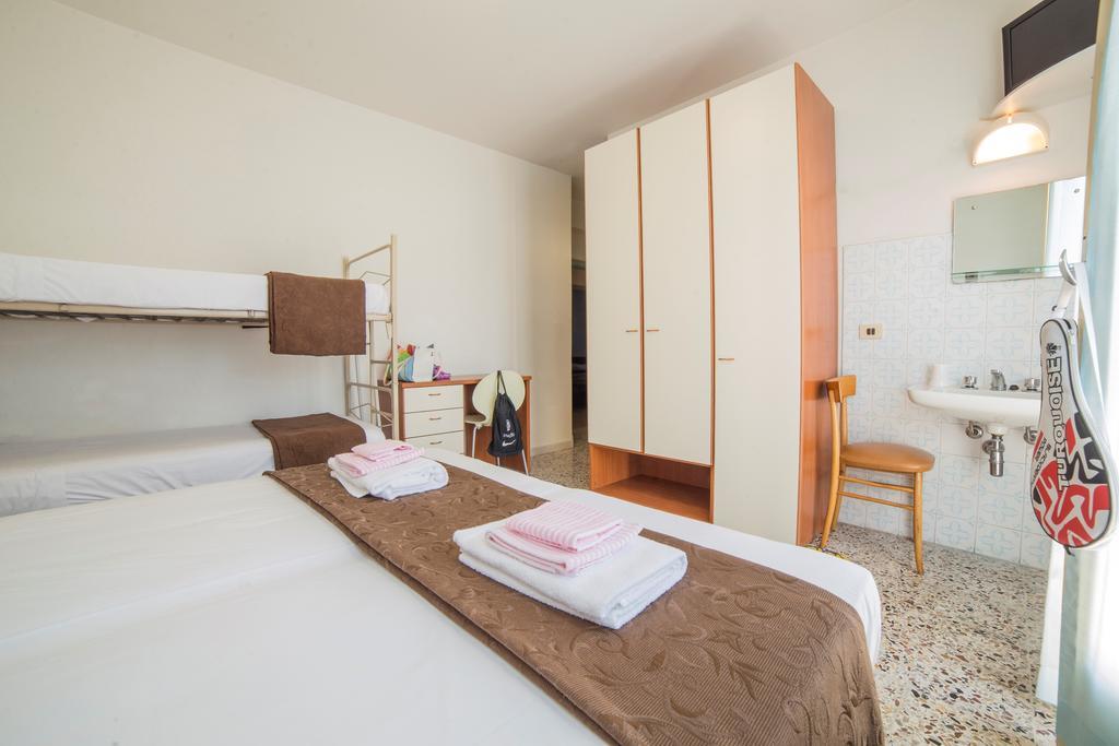 Hotel Nuovo Fiore Cattolica Habitación foto